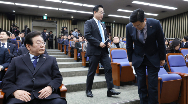 더불어민주당 박찬대 원내대표가 15일 서울 여의도 국회에서 열린 의원총회에서 이재명 대표에게 인사하고 있다. 연합뉴스