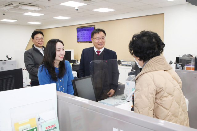 홍남표 창원시장(왼쪽 세 번째)이 16일 누비전 발행을 기념해 지역 내 은행을 방문해 시민과 소통하고 있다. [사진=창원시]