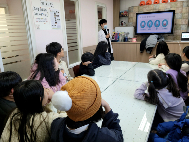 영주시보건소가 지역아동센터 아이들에게 구강보건 교육을 펼치고 있다. 영주시보건소 제공