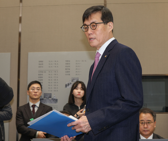 이창용 한국은행 총재가 16일 오전 서울 중구 한국은행에서 열린 금융통화위원회에 참석하고 있다. 연합뉴스