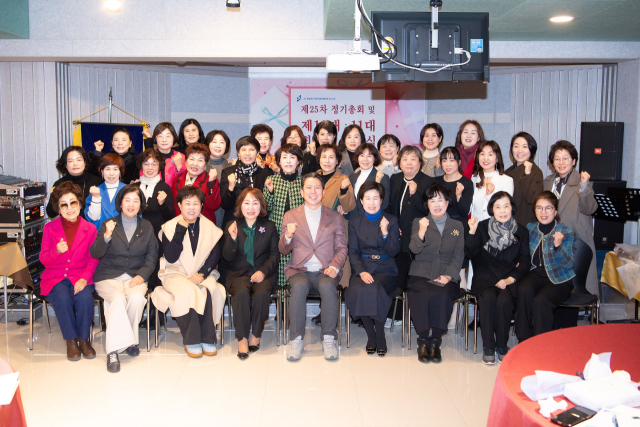 구미여성기업인협의회 회원들이 기념촬영을 하고 있다. 구미시 제공