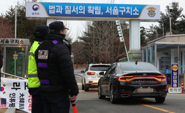 윤석열 대통령이 내란 우두머리 혐의로 고위공직자범죄수사처에 체포된 지 이틀째인 16일 오전 경기도 의왕시 서울구치소 앞에서 경찰관계자가 근무를 서고 있다. 연합뉴스