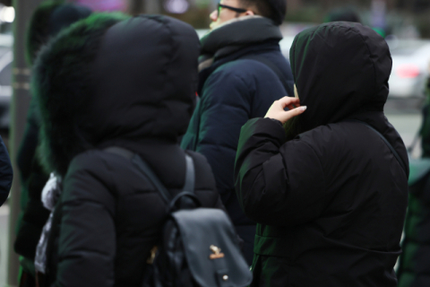 새해 첫 기준금리 동결…부동산 시장 악재 거듭