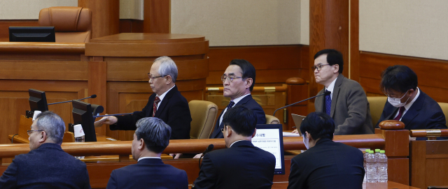 윤석열 대통령 측 변호인단인 배보윤 변호사가 16일 서울 종로구 헌법재판소에서 열린 윤석열 대통령 탄핵심판 사건 2차 변론기일에 출석해 있다. 연합뉴스