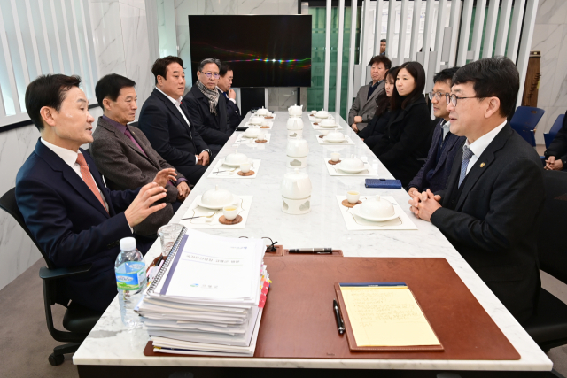 최응천 국가유산청장(왼쪽)이 16일 고령군을 방문, 이남철 고령군수와 함께 대가야 역사문화유산도시로서의 청사진에 대해 논의했다. 고령군 제공.