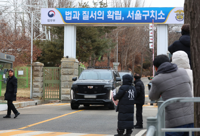 윤석열 대통령이 내란 우두머리 혐의로 고위공직자범죄수사처에 체포된 지 이틀째인 16일 오전 경기도 의왕시 서울구치소에서 경호차량이 나가고 있다. 연합뉴스