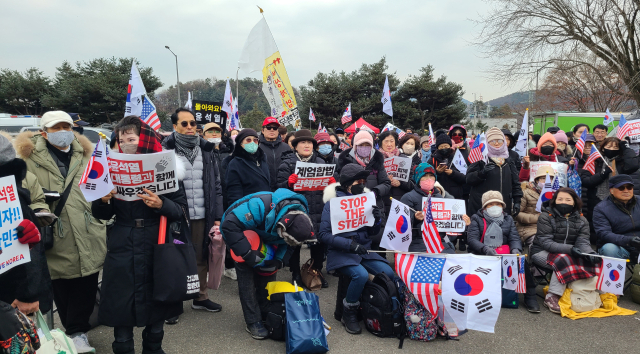 16일 오후 윤석열 대통령 지지자들은 윤 대통령이 구금된 서울구치소를 찾아 윤 대통령 체포 규탄 집회를 열었다. 남정운 기자