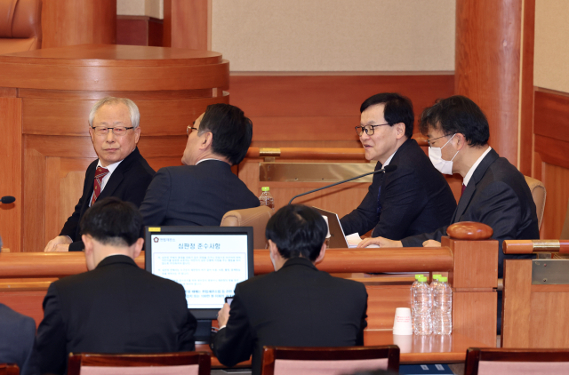 윤석열 대통령 측 변호인단이 16일 서울 종로구 헌법재판소에서 열린 윤석열 대통령 탄핵심판 사건 2차 변론기일에 출석해 있다. 왼쪽부터 조대현 전 헌법재판관, 배보윤 변호사, 배진한 변호사, 차기환 변호사. 연합뉴스