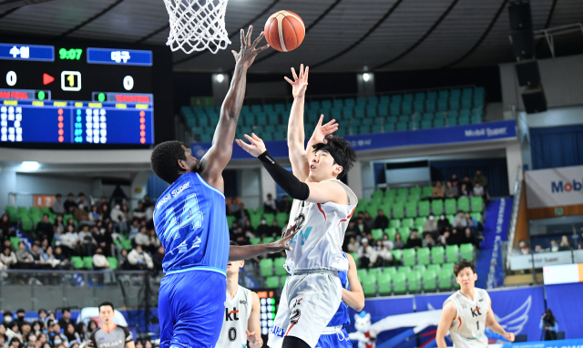 대구 한국가스공사 페가수스의 앤드류 니콜슨이 16일 대구체육관에서 열린 2024-2025 KBL 4라운드 수원 KT 소닉붐과의 경기에 출전해 상대의 골밑슛을 저지하고 있다. KBL 제공