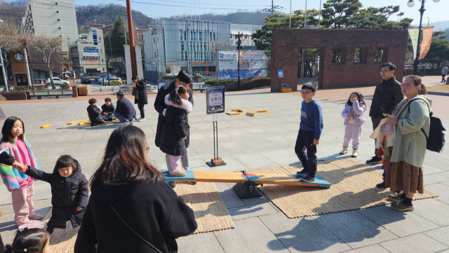 국립대구박물관에서 민속놀이 체험행사가 진행되고 있다. 국립대구박물관 제공