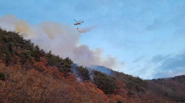 지난 16일 오후 5시 3분쯤 경북 안동시 남선면 한 시유림에서 산불이 발생해 산림 당국이 산불 진화 헬기를 동원해 진화하고 있다. 경북소방본부 제공