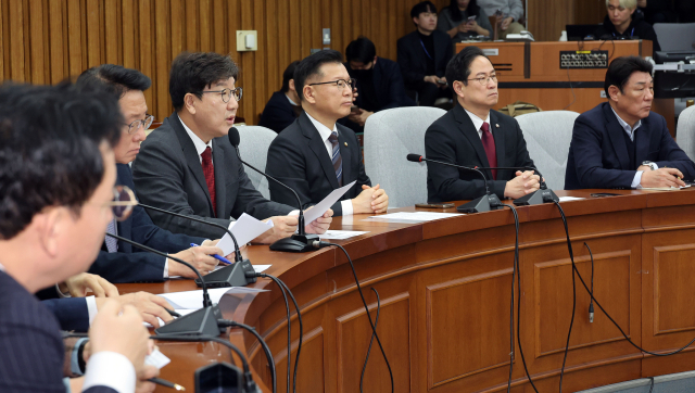 국민의힘 권성동 원내대표가 17일 오전 서울 여의도 국회에서 열린 원내대책회의에서 발언하고 있다. 연합뉴스