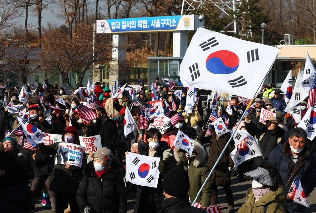 윤석열 대통령이 내란 우두머리 혐의로 고위공직자범죄수사처(공수처)에 체포된 지 사흘째인 17일 오전 경기도 의왕시 서울구치소 앞에서 열린 윤 대통령 지지 집회에서 참가자들이 구호를 외치고 있다. 연합뉴스