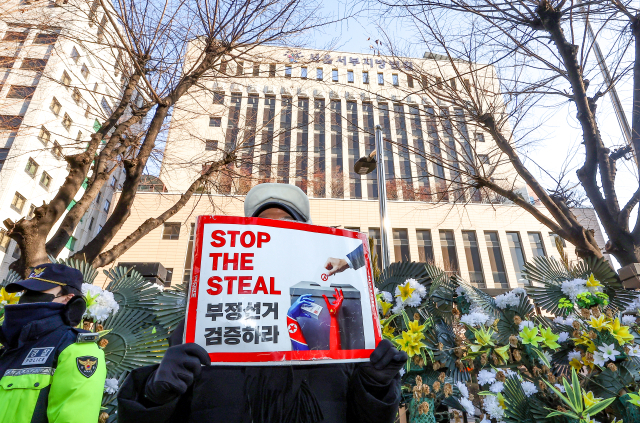 고위공직자범죄수사처(공수처)의 윤석열 대통령에 대한 구속영장 청구가 예상되는 17일 오후 서울 마포구 서울서부지방법원 앞에서 한 윤대통령 지지자가 손팻말을 들고 있다. 연합뉴스