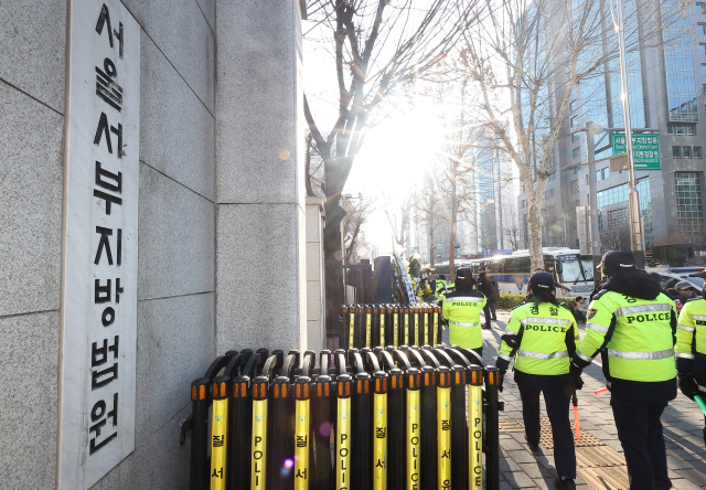 고위공직자범죄수사처(공수처)의 윤석열 대통령에 대한 구속영장 청구가 예상되는 17일 오후 서울 마포구 서울서부지방법원 주차장 출입이 통제되고 있다. 연합뉴스