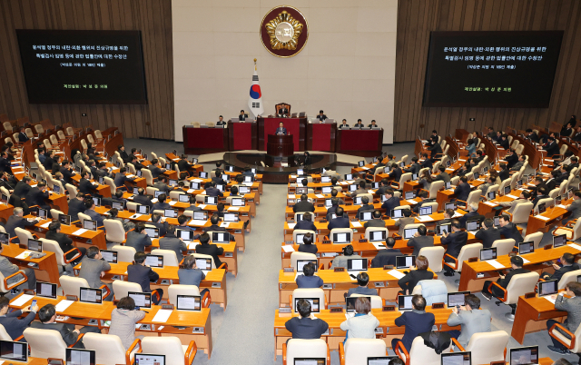 17일 밤 속개된 국회 본회의에서 윤석열 정부의 내란·외환 행위의 진상규명을 위한 특별검사 임명 등에 관한 법률안에 대한 수정안이 상정되고 있다. 더불어민주당 박성준 의원이 제안설명을 하고 있다. 연합뉴스