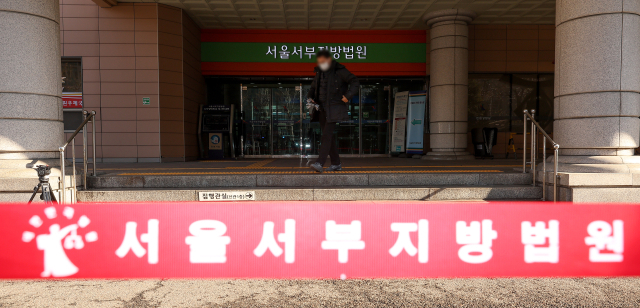 고위공직자범죄수사처(공수처)의 윤석열 대통령에 대한 구속영장 청구가 예상되는 17일 오후 서울 마포구 서울서부지방법원 앞에 포토라인이 설치돼 있다. 연합뉴스