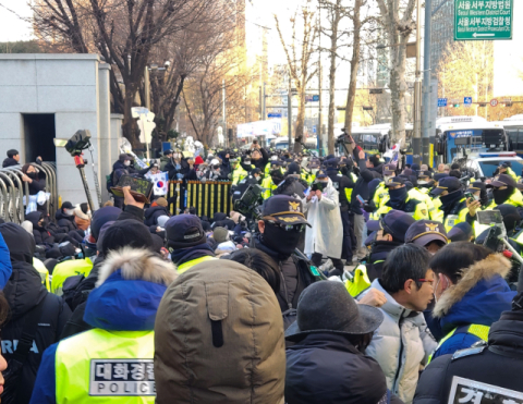 경찰, 서부지법 막아선 尹지지자들 강제해산 시작