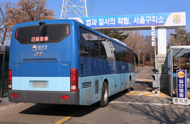 내란 우두머리 혐의로 체포된 윤석열 대통령이 고위공직자범죄수사처의 출석 조사 요구에 이틀 연속 불응하기로 한 17일 오후 호송버스가 경기도 의왕시 서울구치소로 들어가고 있다. 연합뉴스