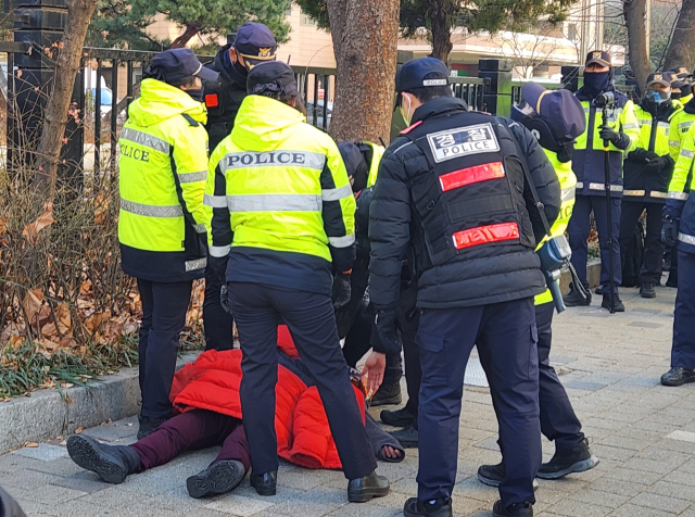 윤석열 대통령 구속영장 심사를 앞둔 18일 서울 마포구 서부지법 앞에서 경찰이 점거 농성 중인 윤 대통령 지지자를 해산시키고 있다. 연합뉴스