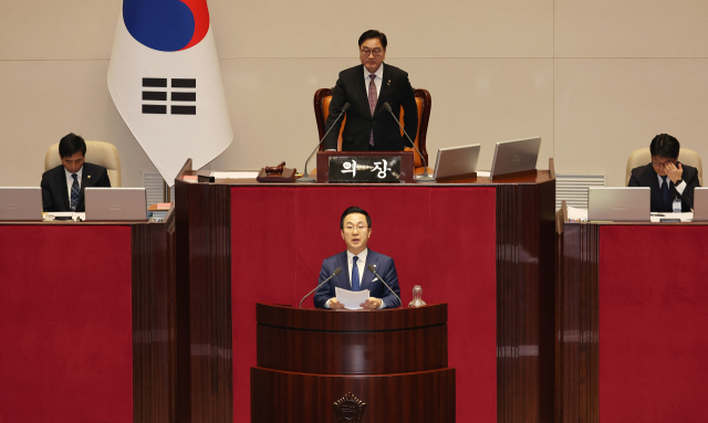 17일 밤 속개된 국회 본회의에서 윤석열 정부의 내란·외환 행위의 진상규명을 위한 특별검사 임명 등에 관한 법률안에 대한 수정안이 상정된 뒤 박성준 더불어민주당 의원이 제안설명을 하고 있다. 연합뉴스