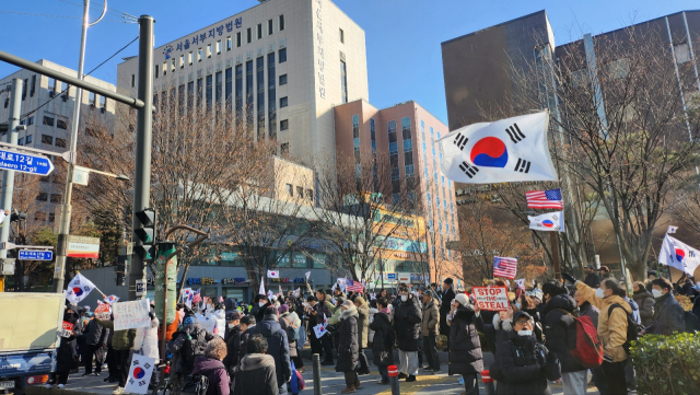 18일 오전 서울서부지방법원 앞에는 윤 대통령 지지자들이 태극기와 성조기 등을 흔들며 