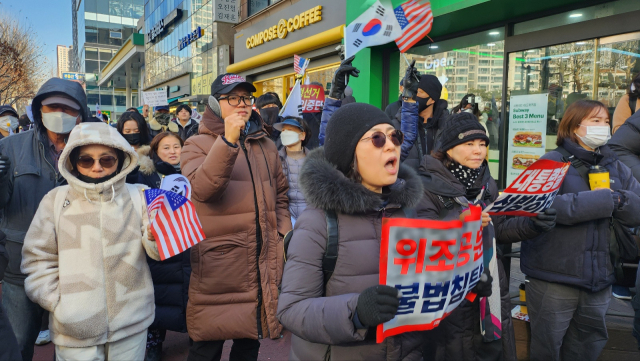 18일 오전 서울서부지방법원 앞에는 윤 대통령 지지자들이 태극기와 성조기 등을 흔들며 