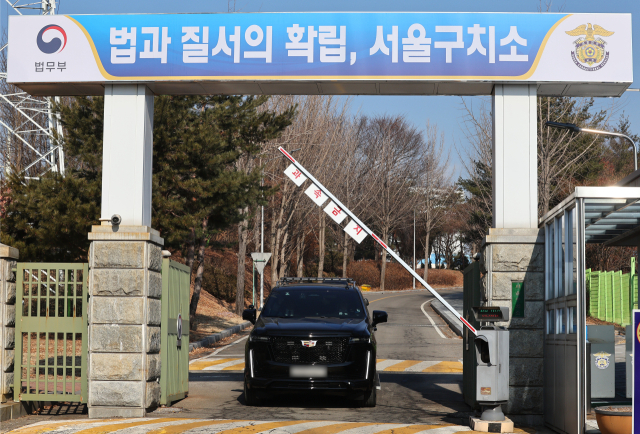 내란 우두머리 혐의로 체포된 윤석열 대통령이 고위공직자범죄수사처의 출석 조사 요구에 이틀 연속 불응하기로 한 17일 경기도 의왕시 서울구치소에서 경호차량이 빠져나오고 있다. 연합뉴스