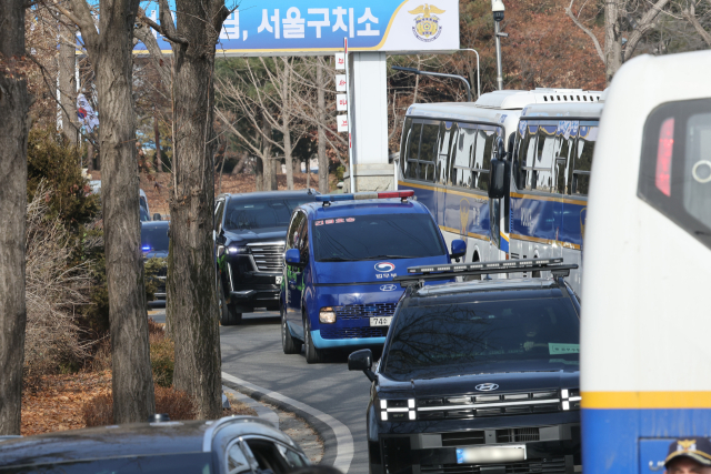 내란 우두머리 혐의로 체포된 윤석열 대통령이 탄 차량 행렬이 구속 전 피의자심문(영장실질심사)을 받기 위해 18일 경기도 의왕시 서울구치소에서 나와 서울서부지법으로 향하고 있다. 연합뉴스