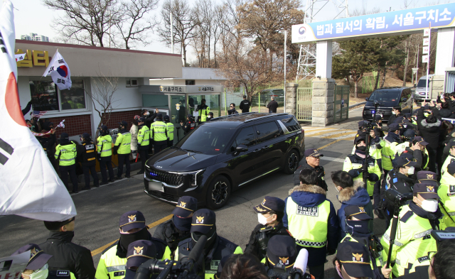 내란 우두머리 혐의로 체포된 윤석열 대통령이 탄 차량 행렬이 구속 전 피의자심문(영장실질심사)을 받기 위해 18일 경기도 의왕시 서울구치소에서 나와 서울서부지법으로 향하고 있다. 연합뉴스