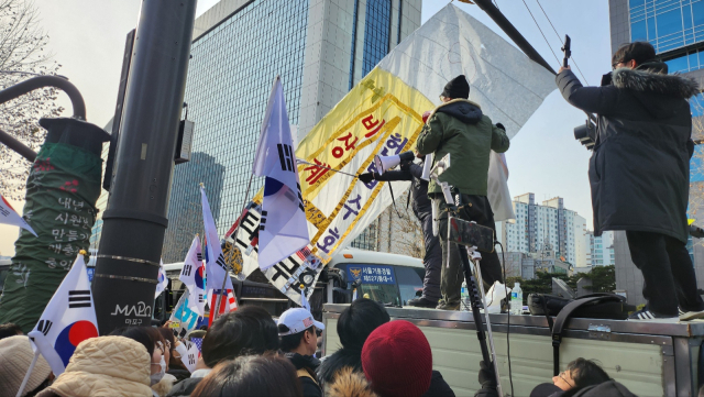 18일 오후 서울서부지방법원 일대는 윤 대통령 출석 소식을 들은 지지자들이 몰려오면서 인산인해를 이뤘다. 남정운 기자