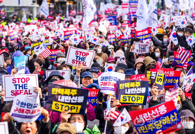 18일 오후 대구 중구 동성로 중앙파출소삼거리 앞 광장에서 열린 국가비상기도회에 참석한 윤석열 대통령 지지자들이 윤 대통령의 석방을 촉구하는 구호를 외치고 있다. 안성완 기자 asw0727@imaeil.com