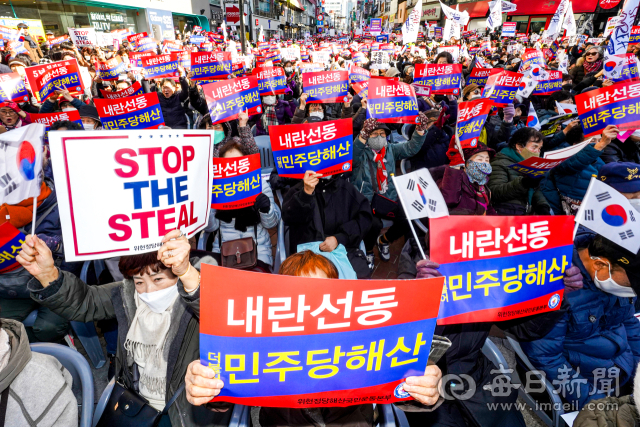 18일 오후 대구 중구 동성로 중앙파출소삼거리 앞 광장에서 열린 국가비상기도회에 참석한 윤석열 대통령 지지자들이 윤 대통령의 석방을 촉구하는 구호를 외치고 있다. 안성완 기자 asw0727@imaeil.com