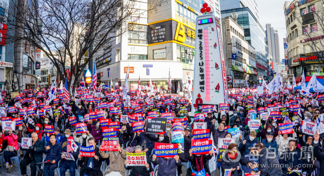 18일 오후 대구 중구 동성로 중앙파출소삼거리 앞 광장에서 열린 국가비상기도회에 참석한 윤석열 대통령 지지자들이 