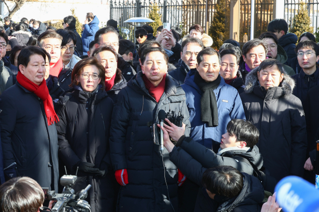 고위공직자범죄수사처(공수처)와 경찰이 윤석열 대통령에 대한 2차 체포영장 집행에 나선 15일 서울 용산구 한남동 대통령 관저 입구에서 국민의힘 김기현 의원이 발언하고 있다. 연합뉴스