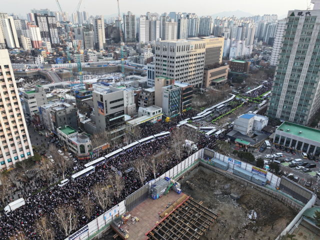 내란 우두머리 혐의로 체포된 윤석열 대통령이 출석한 가운데 구속 전 피의자심문(영장실질심사)이 열린 18일 서울 마포구 서울서부지법 앞 마포대로에서 윤 대통령 지지자들과 보수단체 회원들이 윤 대통령 석방을 촉구하며 시위하고 있다. 매일신문