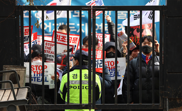 내란 우두머리 혐의로 체포된 윤석열 대통령의 구속 전 피의자심문(영장실질심사)이 열린 18일 오후 서울 마포구 서울서부지방법원 앞에서 윤 대통령 지지자들이 집회를 열고 있다. 연합뉴스