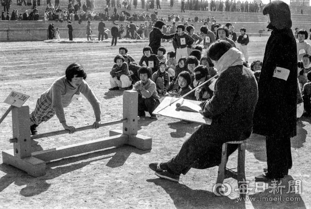 1966년 12월 3일 실시된 중학교 입시 체능고사에서 대구의 한 여중에 지원한 수험생이 팔굽혀펴기 시험을 치고 있다. 60m 달리기, 넓이뛰기,공던지기,팔굽혀펴기(남자는 턱걸이) 4개 종목의 체능고사 가운데 팔굽혀펴기는 7개를 해야 만점(5점)을 받았다. 사진=매일아카이빙센터