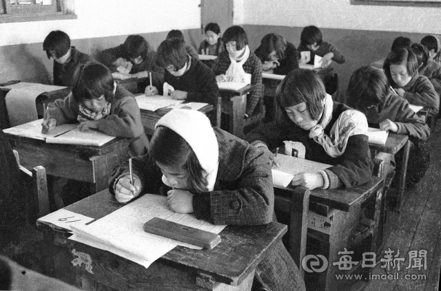 1963년 2월 4일 중학교 입시 필답고사가 전국에서 일제히 실시된 가운데 전기 대구여중에 지원한 6학년 여자 수험생들이 목도리에 두툼한 외 투 차림으로 시험을 치고 있다. 사진=매일아카이빙센터