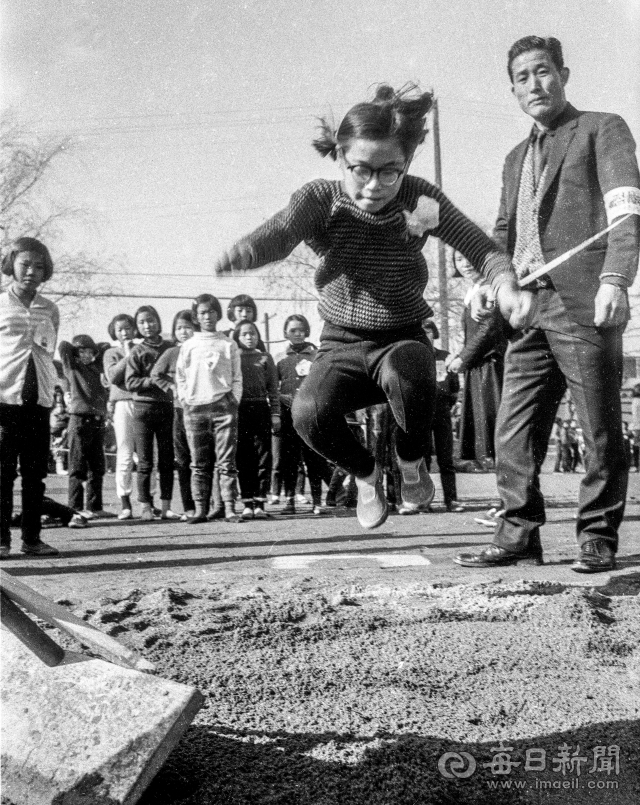 1967년 12월 2일 열린 대구의 한 여중 입시 체능고사에서 수험생이 넒이뛰기 시험을 치고 있다. 여학생은 162cm 이상(남학생은 183cm 이상)을 뛰어야 만점(5점)을 받았다. 사진=매일아카이빙센터