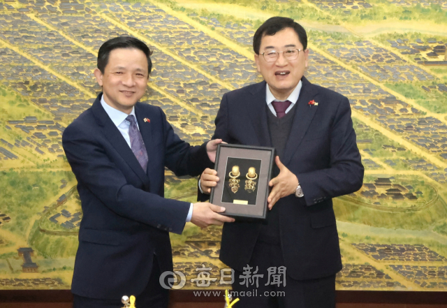 주낙영 경주시장과 다이빙(사진 왼쪽) 주한 중국대사가 17일 경주시청에서 만나 APEC 정상회의 준비 상황 점검과 양국 교류 강화를 논의한 후 기념 촬영을 하고 있다. 경주시 제공