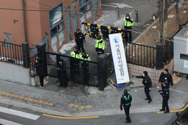 윤석열 대통령이 내란 우두머리 혐의로 구속되자 일부 윤 대통령 지지자들이 서울서부지방법원 내부로 난입해 불법폭력사태를 일으킨 19일 오후 서부지법 현판이 파손돼 있다. 연합뉴스