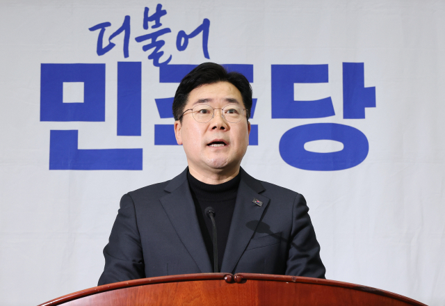 박찬대 더불어민주당 원내대표가 19일 국회에서 열린 비상의원총회에서 발언하고 있다. 연합뉴스