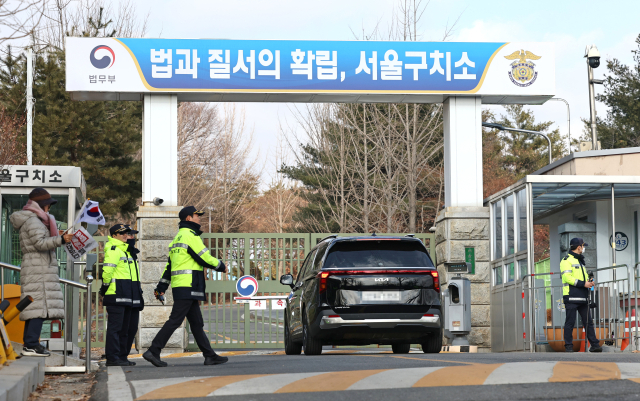 고위공직자범죄수사처가 내란 우두머리 및 직권남용 권리행사 방해 혐의를 받는 윤석열 대통령에게 출석 조사를 통보한 19일 윤 대통령이 구속 수감 중인 경기도 의왕시 서울구치소 앞에 경찰이 근무를 서고 있다. 연합뉴스