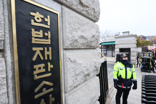 윤석열 대통령 탄핵심판의 2차 변론기일인 16일 서울 종로구 헌법재판소 앞에서 경찰이 경계근무를 서고 있다. 연합뉴스