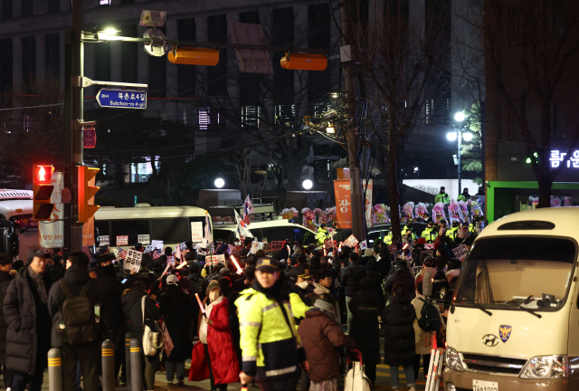 윤석열 대통령 지지자들이 19일 저녁 서울 종로구 헌법재판소 인근에서 탄핵 반대 구호를 외치고 있다. 연합뉴스