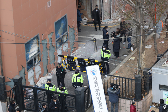 윤석열 대통령이 내란 우두머리 혐의로 구속되자 일부 윤 대통령 지지자들이 서울서부지방법원 내부로 난입해 불법폭력사태를 일으킨 19일 오후 서부지법 현판이 파손돼 있다. 연합뉴스