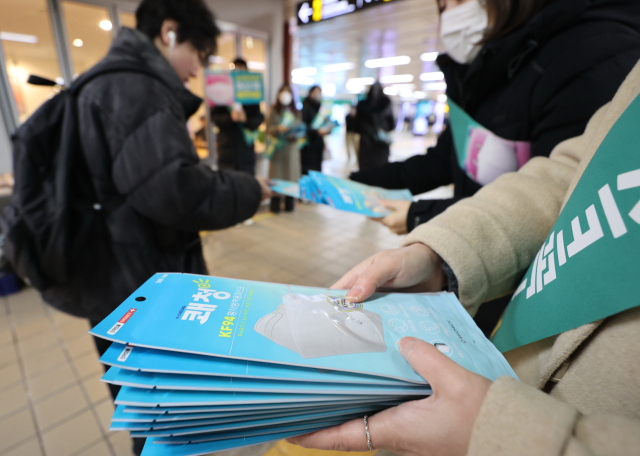 15일 오전 서울 중구 을지로입구역에서 서울시 관계자들이 마스크 자율 착용 대시민 캠페인을 하고 있다. 연합뉴스