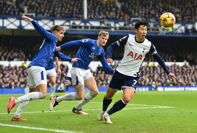 토트넘의 손흥민이 19일 영국 리버풀의 구디슨 파크에서 열린 2024-2025 EPL 22라운드 에버튼과의 경기에 출전해 공을 향해 질주하고 있다. 연합뉴스