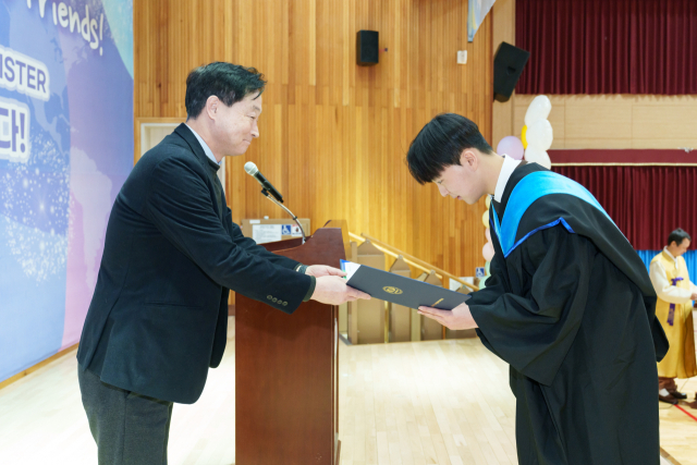 월성원자력본부 정원호 본부장이 17일 한국국제통상마이스터고 졸업식에 참석해 졸업생 에게 장학증서를 전달했다.